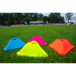 Set aus 20 dreieckigen Kegeln 